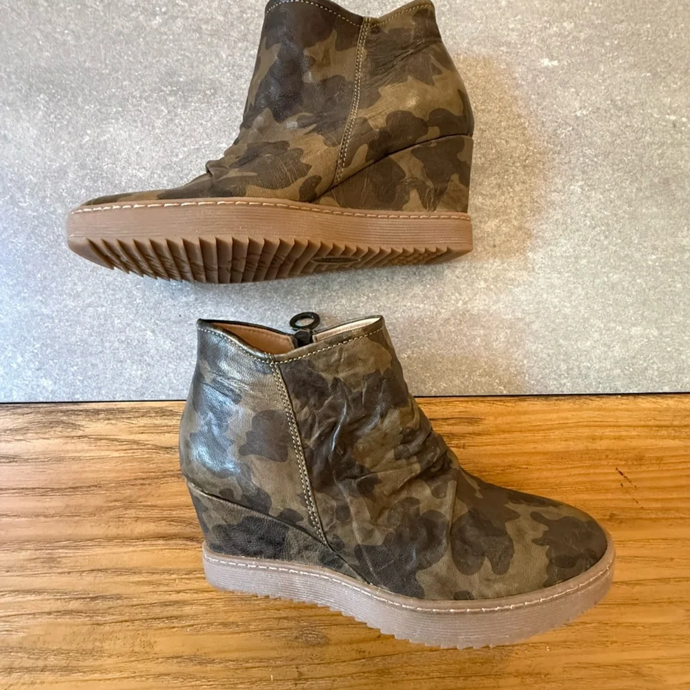 Sofft Siri Camo Leather Waterproof Wedge Sneaker Booties Size 8.5 - Picture 3 of 8